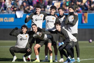 Christensen, Hector Fort, Sergi Roberto, Joao Cancelo, Joao Felix, Ferran Torres y
Astrálaga posan durante el entrenamiento del Barcelona.