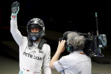 Nico Rosberg saluda a los aficionados tras conseguir el mejor tiempo en el GP de China.