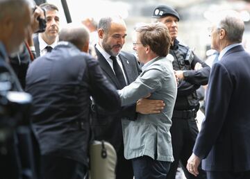 El alcalde de Madrid, José Luis Martínez-Almeida, se abraza con el entrenador del Real Madrid, Chus Mateo, a la llegada del equipo al Ayuntamiento de Madrid.