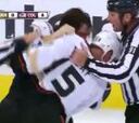 Brutal pelea en mitad de un partido de hockey hielo