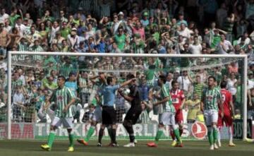 El arbitro Velasco Carballo señala penalty a favor del Sevilla mientras protestan los jugadores del Betis durante el partido correspondiente a la trigesimo tercera jornada de Liga BBVA, disputado hoy en el estadio Benito Villamarin.