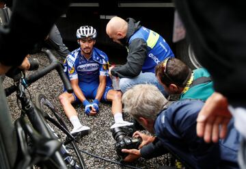 El ciclista francés cayó agotado al cruzar la línea de meta en Val Thorens. Ayer perdió el maillot amarillo y hoy, a pesar de intentarlo, no pudo con el ritmo de los escaladores.