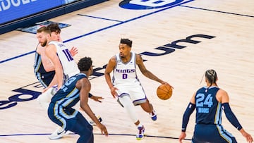 Keegan Murray (c-abajo) de los Memphis Grizzlies marca hoy a Malik Monk de los Sacramento Kings, durante un partido de la NBA en el FedEx Forum de Memphis, Tennessee (EE.UU).