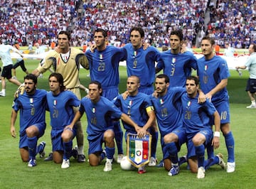 La ‘Azzurri’, un orgullo nacional, suma cuatro títulos en Copas del Mundo: Italia 34, Francia 38, España 82 y Alemania 2006. Junto a los germanos, son los segundos más exitosos en los Mundiales, solo superados por Brasil. De Italia, que juega de color azul por ser el color de la Casa de Saboya, la familia real que gobernó Italia desde su unificación hasta el fin de la Segunda Guerra Mundial, han salido jugadores como Giusseppe Meazza, Gigi Riva, Sandro Mazzolla, Dino Zoff, Paolo Maldini, Fabio Cannavaro, Gianluigi Buffon, Roberto Baggio, entre otros tantos.