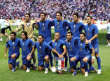 La ‘Azzurri’, un orgullo nacional, suma cuatro títulos en Copas del Mundo: Italia 34, Francia 38, España 82 y Alemania 2006. Junto a los germanos, son los segundos más exitosos en los Mundiales, solo superados por Brasil. De Italia, que juega de color azul por ser el color de la Casa de Saboya, la familia real que gobernó Italia desde su unificación hasta el fin de la Segunda Guerra Mundial, han salido jugadores como Giusseppe Meazza, Gigi Riva, Sandro Mazzolla, Dino Zoff, Paolo Maldini, Fabio Cannavaro, Gianluigi Buffon, Roberto Baggio, entre otros tantos. 