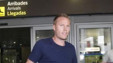 <b>LLEGÓ EL SEXTO. </b>Christian Lell, sexta cara nueva del Levante, tras aterrizar ayer en Manises.