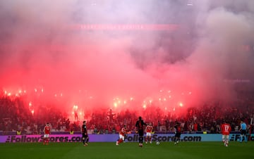 El rbitro alemn detiene el encuentro por las bengalas y el humo en uno de los fondos del estadio Do SL Benfica.