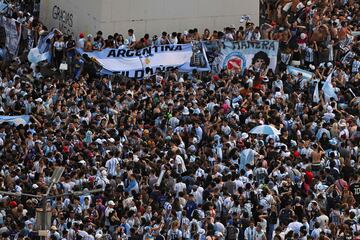 Miles de aficionados celebran en Buenos Aires el pase a la final del Mundial de Qatar 2022.