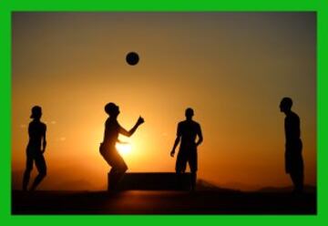 Varios jovenes jugando en una Favela de Rio de Janeiro, Brasil