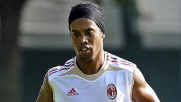 Ronaldinho se quedará en el Milán al menos una temporada más