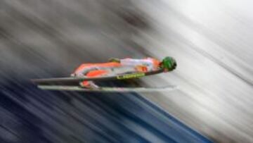 El esloveno Peter Prevc este s&aacute;bado durante una sesi&oacute;n de entrenamientos en Innsbruck, donde este domingo intentar&aacute; reforzar su liderazgo en el Torneo de los 4 Trampolines. 