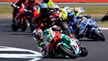 Johann Zarco con la Honda RC213V de MotoGP, que pilotan Luca Marini y Joan Mir en el box oficial.