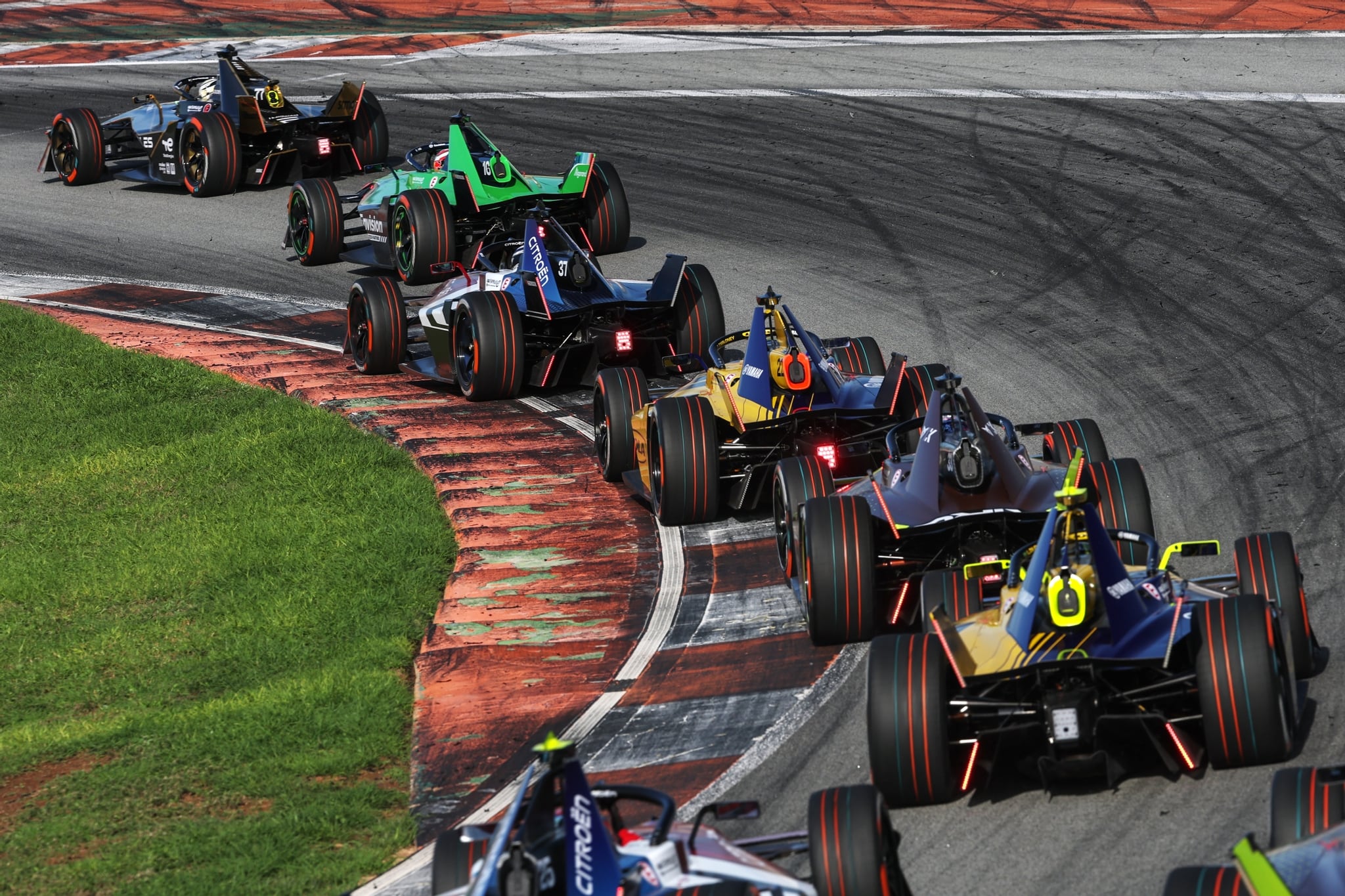 Coches de Fórmula E durante el test de Valencia.