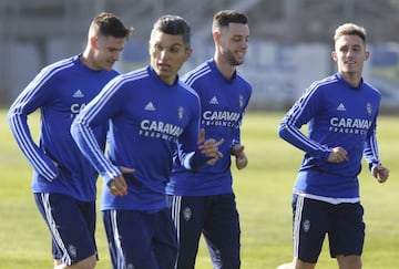 Burgui, en su primer entrenamiento con el Zaragoza, junto a Vigaray, Daniel Torres y Álex Blanco, con los que ya coincidió en el Alavés.