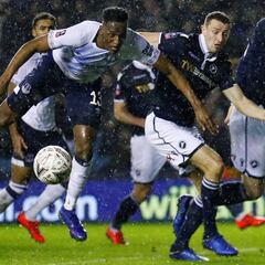 Yerry Mina sale lesionado en la eliminación de Everton