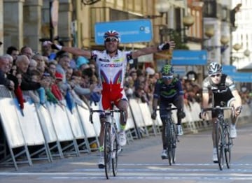 El ciclista Joaquín Rodríguez (ESP/Katusha) se ha impuesto a Sergio Luis Henao (dcha)(COL/Sky) y a Nairo Quintana (2d)(COL/Movistar) hoy en la meta, durante la tercera etapa de la 55 edición de la Vuelta al País Vasco, en la localidad guipuzcoana de Zumarraga. 