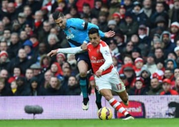 Alexis Sánchez fue la mejor figura de Arsenal: anotó doblete y dio el pase para el tercer gol, en el triunfo sobre Stoke City.