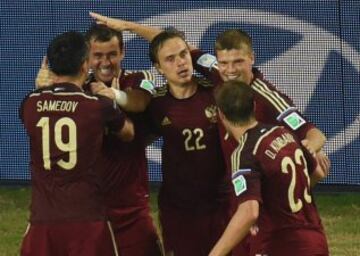 1-1. Kerzhakov celebra el gol del empate con sus compañeros.