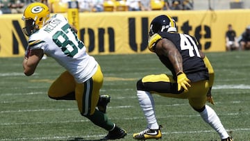 Aug 23, 2015; Pittsburgh, PA, USA; Green Bay Packers wide receiver Jordy Nelson (87) runs after a pass reception against Pittsburgh Steelers defensive back Antwon Blake (41) during the first quarter at Heinz Field. The Steelers won 24-19. Nelson was injured on the play. Mandatory Credit: Charles LeClaire-USA TODAY Sports