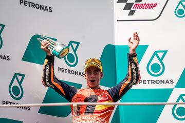 Pedro Acosta en el podio del Gran Premio de Malasia de Moto2.