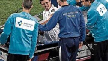 <b>CEREBRO CAÍDO. </b>Matuzalem, retirado en camilla después de la entrada de Touré que lo mantuvo cinco meses fuera por una lesión en la rodilla.