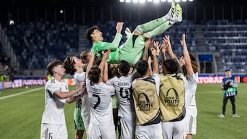 Los jugadores del Juvenil A del Real Madrid mantean a Javi Navarro.