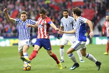 Gabi trata de llevarse el balón ante Illarramendi. 
 