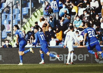 Getafe 1-0 Real Madrid | Militao controló siendo el último e intentó regatear a Ünal, perdiendo el balón y propiciando un mano a mano. El killer azulón disparó por bajo y batió a Courtois.