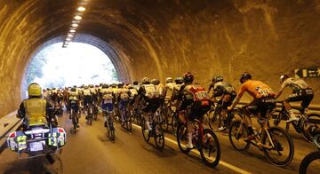 El pelotón de La Vuelta 2021 rueda por un túnel en la 16ª etapa, entre Laredo y Santa Cruz de Bezana, donde Fabio Jakobsen logró su tercera victoria de etapa. 