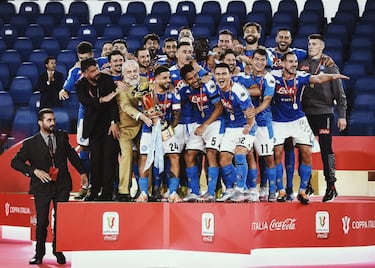 Gennaro Gattuso llegó al Nápoles a finales de 2019. El conjunto partenopei estaba en plena crisis de resultados con Ancelotti y se había alejado mucho de los puestos europeos, por lo que su única opción para jugar la Europa League al año siguiente pasaba por conquistar la Coppa. Con la llegada del exmilanista, el Nápoles empezó a mejorar sus resultados en la Serie A y eso le sirvió para crecer en la Copa de Italia, que terminó conquistando tras imponerse en la tanda de penaltis a la Juventus en la final. 