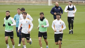 10/04/22
 VALENCIA CF
 CIUDAD DEPORTIVA
 ENTRENAMIENTO PREVIA
 HUGO DURO
 HUGO GUILLAMON
 GAYA
 CARLOS SOLER
 
 
 
 