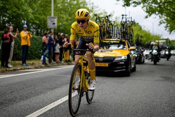 El ciclista danés de Jumbo-Visma, Jonas Vingegaard, con el maillot amarillo de líder general, celebra con champán durante la 21.ª y última etapa de la 110.ª edición de la carrera ciclista del Tour de Francia.