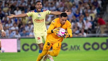 AME2014. MONTERREY (MÉXICO), 28/10/2023.- Luis Malagon portero de América controla el balón en una jugada ante Rayados hoy, durante un partido correspondiente a la jornada 14 del Torneo apertura 2023 celebrado en el estadio BBVA de Monterrey (México). EFE/Miguel Sierra.