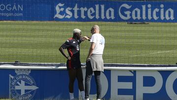 Fernando Soriano habla con Iano, que saldrá cedido del Deportivo.