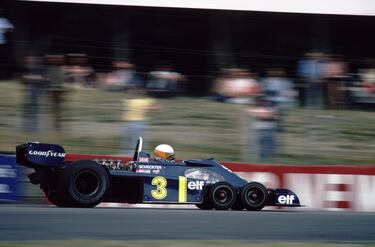 En 1976 Tyrrell implementó uno de los cambios más radicales de toda la historia, con un monoplaza de seis rudas en el Tyrrell P34. Los buenos resultados hicieron que varios equipos copiaran la idea, incluso con suspensiones independientes en las cuatro ruedas delanteras o en las cuatro traseras (Ferrari). Ninguno se atrevió a sacar el coche a competir y sólo probaron en test privados, no del todo satisfechos con las pruebas. Finalmente no hizo falta más desarrollo porque la FIA decidió prohibir todo monoplaza con más de 4 ruedas.