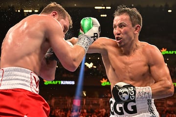 El boxeador mexicano, Canelo ?lvarez, se llev¨® la victoria por decisi¨®n un¨¢nime despu¨¦s de arrollar a Gennady Golovkin durante todo el encuentro.