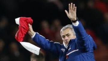 Mourinho, con la camiseta de Özil.