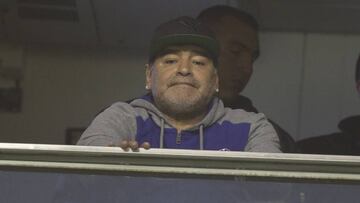 BAS01. BUENOS AIRES (ARGENTINA), 14/07/2016.- Diego Maradona asiste al juego entre Boca Juniors e Independiente del Valle durante la vuelta de las semifinales de la Copa Libertadores en el estadio La Bombonera de Buenos Aires hoy, 14 de julio de 2016. EFE/David Fernández
