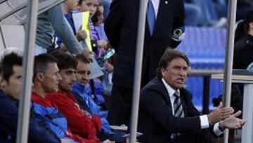 <b>DESTITUIDO. </b>Esteban Vigo, ayer, junto a su cuerpo técnico. Fue la última vez que se sentó en el banquillo del Hércules.