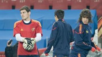 <b>PREPARADOS PARA MAÑANA. </b>Miñano observa a Casillas, Navas, de espaldas, y Puyol.