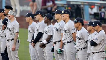 Los Angeles (United States), 25/10/2024.- (4-L to 3-R) New York Yankees Oswaldo Cabrera, Anthony Rizzo, Jazz Chisholm Jr., Giancario Stanton, Aaron Judge, and Juan Soto stand during the national anthem before a Major League Baseball (MLB) World Series game one between the American League Champion New York Yankees and the National League Champion Los Angeles Dodgers in Los Angeles, California, USA, 25 October 2024. The World Series is the best-of-seven games. (Nueva York) EFE/EPA/ALLISON DINNER