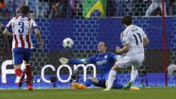 GRA448. MADRID, 14/04/2015.- El centrocampista gal&eacute;s del Real Madrid Gareth Bale (d) dispara a puerta ante el portero esloveno del Atl&eacute;tico de Madrid Jan Oblak (2d), durante el partido de ida de cuartos de final de Liga de Campeones disputado esta noche en el estadio Vicente Calder&oacute;n. EFE/Kiko Huesca