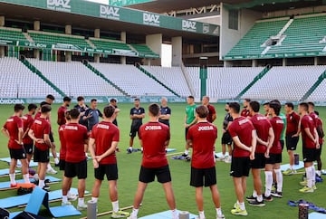 Jugadores y técnicos del Córdoba, en círculo.