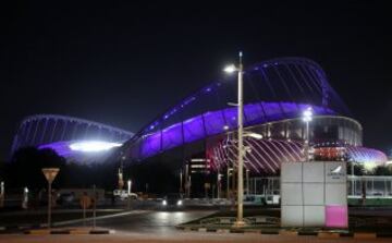 El Khalifa International Stadium es el recinto al aire libre refrigerado más grande del mundo, diseñado para que la sensación térmica en su interior sea de 26º en una zona en la que se registran temperaturas máximas de 50º en verano. 