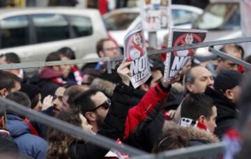 Las protestas de la afición de Rayo contra el fichaje de Zozulya y Martín Presa