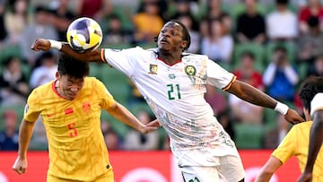 Cameroon�s Karl Etta Eyong (R) uses his arm as China�s Zhu Chenjie (L) tries to head the ball during the international friendly football match between China and Cameroon at the Melbourne Rectangular Stadium in Melbourne on March 31, 2026. (Photo by WILLIAM WEST / AFP) / -- IMAGE RESTRICTED TO EDITORIAL USE - STRICTLY NO COMMERCIAL USE --