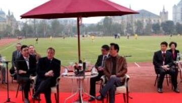 Florentino Pérez y Xu Jiayin, presidente del Evergrande. Al fondo. izda., con abrigo marrón, Luis Alsina, presidente del Soxna.