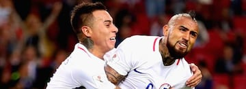 Eduardo Vargas y Arturo Vidal, lideraron el triunfo de la Roja.