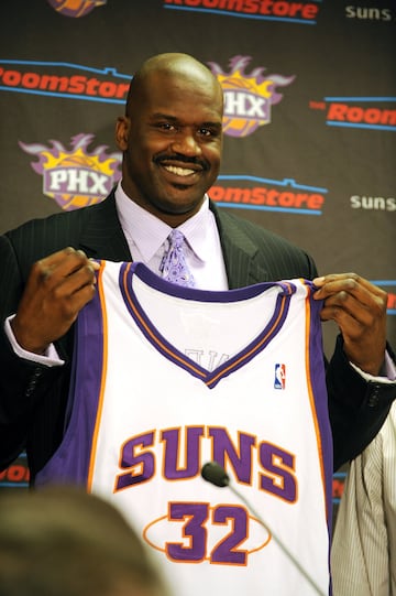 El pívot salió de los Lakers cuando empezaba a perder luz, pero lo hizo en el mercado veraniego. Tras estar en los Heat desde 2004 y conquistar el cuarto anillo de su carrera en 2006, su forma bajó considerablemente y Pat Riley sospechó que su tiempo había pasado. Lo traspasó en 2008, una temporada para el olvido que finalizó con un 15-67 para los Heat, la última también de Riley en los banquillos. Los Suns soltaron a Shawn Marion, un ilustre del Seven Seconds or Less, para hacerse con el pívot con la excusa de frenar el juego interior de los Lakers (Pau, Bynum, Odom…), con quiénes batallaban en la División Pacífico. Sin embargo, fueron apeados por los Spurs en primera ronda. La temporada siguiente fue la última buena de Shaq (17,8+8,3), pero ni siquiera hubo playoffs. Uno de los mejores jugadores de siempre que pasó sus últimos días, oscuros, en Cavaliers y Celtics, ya visiblemente pasado de peso y con las piernas muy castigadas.