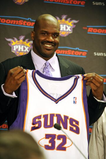 El p¨ªvot sali¨® de los Lakers cuando empezaba a perder luz, pero lo hizo en el mercado veraniego. Tras estar en los Heat desde 2004 y conquistar el cuarto anillo de su carrera en 2006, su forma baj¨® considerablemente y Pat Riley sospech¨® que su tiempo hab¨ªa pasado. Lo traspas¨® en 2008, una temporada para el olvido que finaliz¨® con un 15-67 para los Heat, la ¨²ltima tambi¨¦n de Riley en los banquillos. Los Suns soltaron a Shawn Marion, un ilustre del Seven Seconds or Less, para hacerse con el p¨ªvot con la excusa de frenar el juego interior de los Lakers (Pau, Bynum, Odom¡), con qui¨¦nes batallaban en la Divisi¨®n Pac¨ªfico. Sin embargo, fueron apeados por los Spurs en primera ronda. La temporada siguiente fue la ¨²ltima buena de Shaq (17,8+8,3), pero ni siquiera hubo playoffs. Uno de los mejores jugadores de siempre que pas¨® sus ¨²ltimos d¨ªas, oscuros, en Cavaliers y Celtics, ya visiblemente pasado de peso y con las piernas muy castigadas.